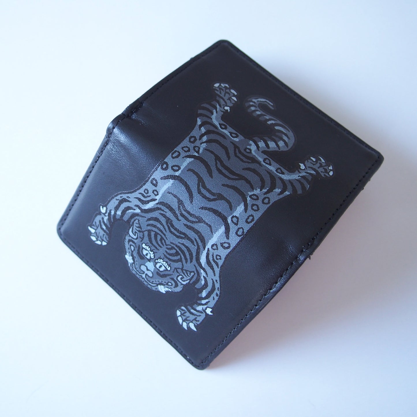 leathertone|チベタンタイガープリントヌメ革三つ折り財布